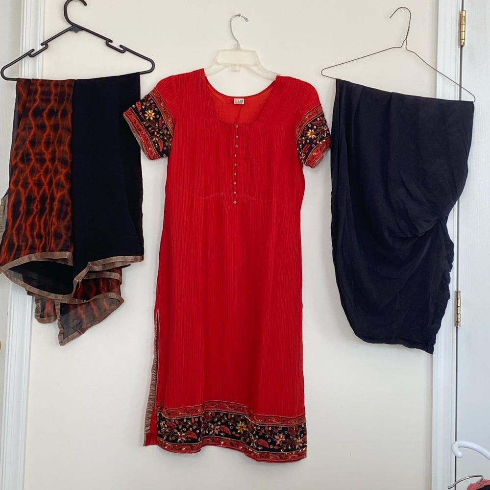Punjabi salwar kameez / Bollywood style suit
